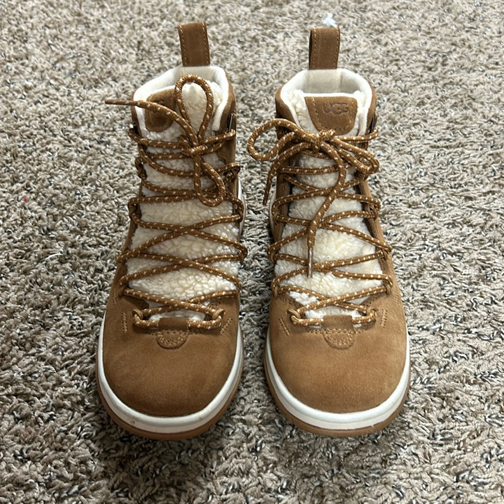 Now Uggs barely been worn. Size 8.
